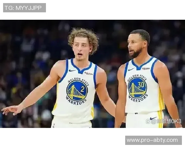 库里赞扬队友表现出色强调团队合作的重要性与团结精神